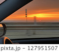 車窓と夕焼け 127951507