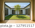 ロの字の家中庭1 127951517
