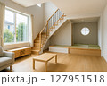 新築のリビングイン階段のある空間 127951518