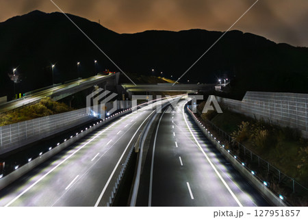 夜中の新東名高速道路 127951857