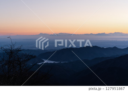 丹沢主脈から見たの朝焼けと宮ヶ瀬湖 127951867