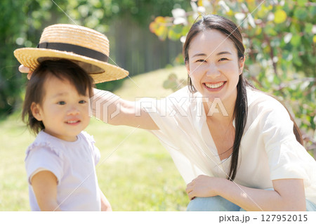 新緑の庭で遊ぶ親子 127952015