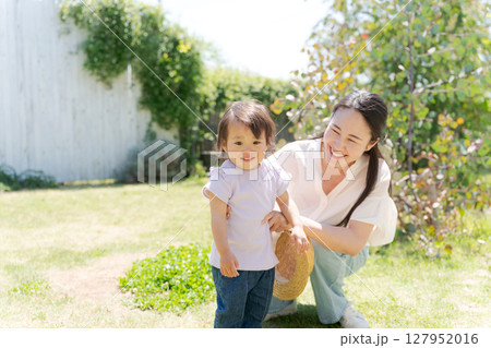 新緑の庭で遊ぶ親子 127952016
