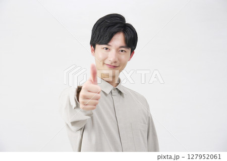 男性　20代　グッドサイン　白背景 127952061