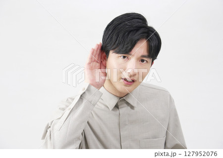 男性　耳に手を当てて聴く　20代　白背景 127952076