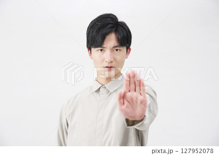 男性　禁止のポーズ　20代　白背景 127952078