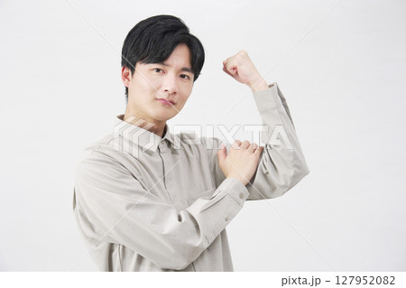男性　力こぶのポーズ　20代　白背景 127952082
