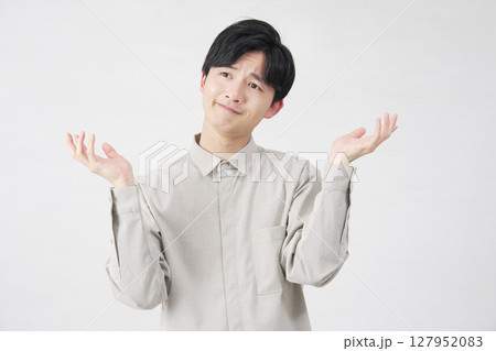男性 降参 20代 白背景 男性 降参 20代 白背景 127952083