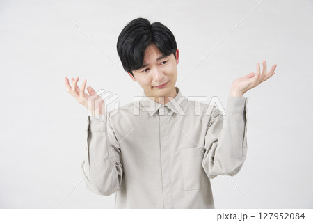 男性 降参 20代 白背景 男性 降参 20代 白背景 127952084