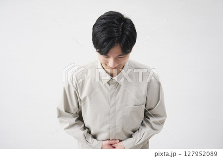 男性 お辞儀 20代 白背景 男性 お辞儀 20代 白背景 127952089
