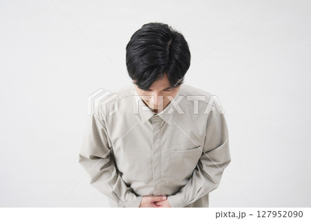 男性 謝罪 20代 白背景 男性 謝罪 20代 白背景 127952090