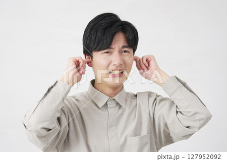 男性　耳を塞ぐ　20代　白背景 127952092