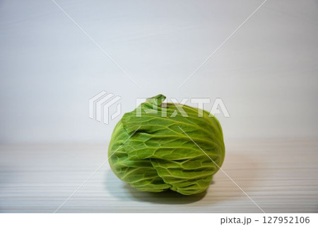 葉の巻きがしっかりとしたキャベツ 葉の巻きがしっかりとしたキャベツ 127952106