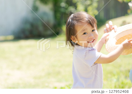 新緑の庭で遊ぶ女の子 新緑の庭で遊ぶ女の子 127952408