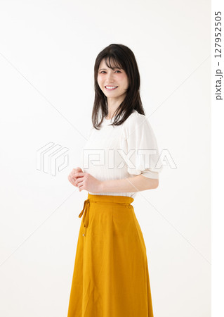 笑顔の女性ポートレート 127952505