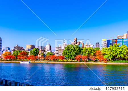 天満橋から見た大川と桜の紅葉 127952715