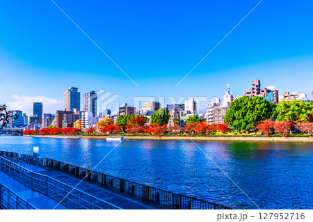 天満橋から見た大川と桜の紅葉 天満橋から見た大川と桜の紅葉 127952716