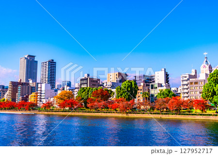 天満橋から見た大川と桜の紅葉 127952717