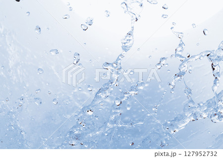 青の背景に飛び散る水飛沫. 127952732