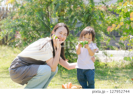 野菜を持つ親子 127952744