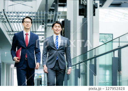 オフィスの廊下を歩くビジネスマン 127952828