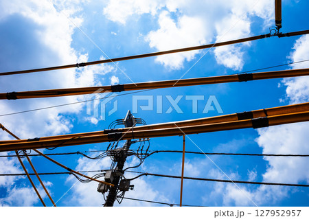 電線防護管が設置された電線 高彩度コントラスト 電線防護管が設置された電線 高彩度コントラスト 127952957