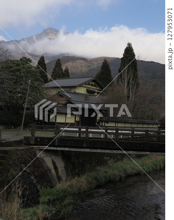 雲の帳に寄り添う家 ― 湯布の川辺から 雲の帳に寄り添う家 ― 湯布の川辺から 127953071