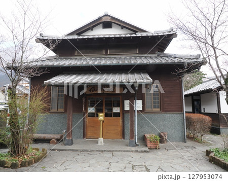 静謐の門前 ― 冬の湯布院、記憶の入口　湯の坪温泉 127953074