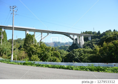 高千穂峡の大自然に掛かる橋 127953312