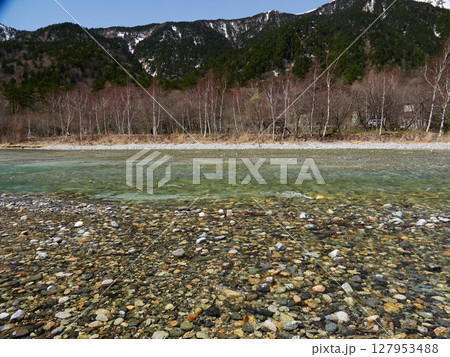 春の観光名所上高地の梓川と穂高連峰の雪景色 127953488