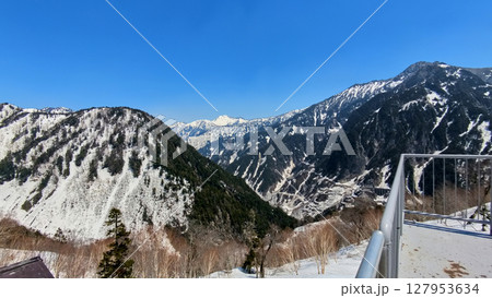 春の観光名所立山黒部アルペンルートの立山連峰の雪景色 春の観光名所立山黒部アルペンルートの立山連峰の雪景色 127953634
