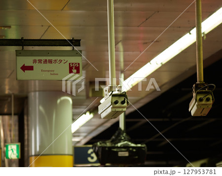日本の駅の監視カメラと非常通報ボタンの看板 日本の駅の監視カメラと非常通報ボタンの看板 127953781