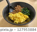 美味しそうな三食丼 127953884