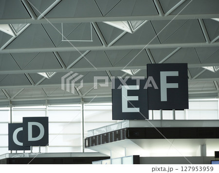 中部国際空港のチェクインカウンターの英語標識 127953959