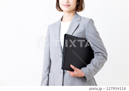 ファイルを持つスーツ姿のミドル女性 127954118