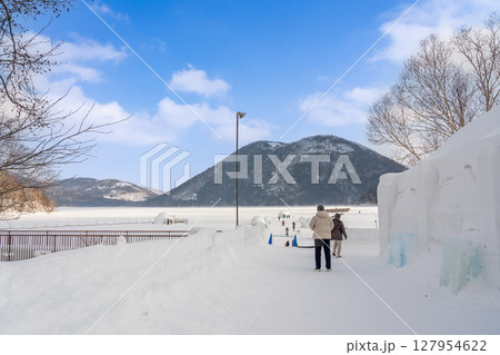 北海道鹿追町　雪と氷の世界の冬の然別湖コタンを散策する観光客 127954622
