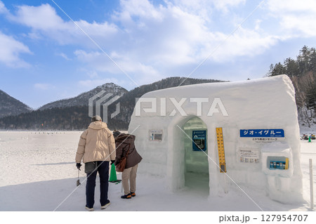 北海道鹿追町　雪と氷の世界の冬の然別湖コタンを散策する観光客 127954707