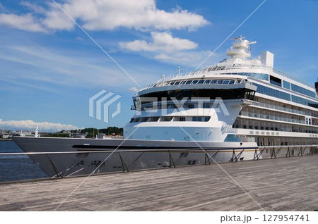 停泊中のクルーズ船（飛鳥III） 127954741