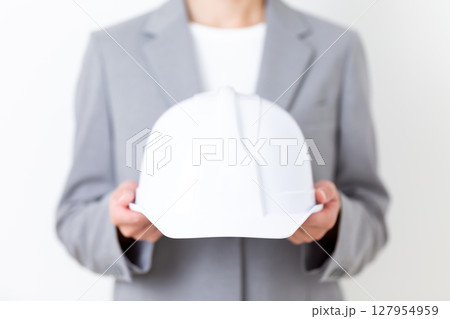 ヘルメットを持つスーツ姿のミドル女性 127954959