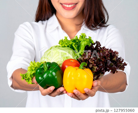野菜を持った白いシャツの女性 127955060