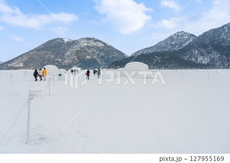 北海道鹿追町 雪と氷の世界の冬の然別湖コタンを散策する観光客 北海道鹿追町 雪と氷の世界の冬の然別湖コタンを散策する観光客 127955169