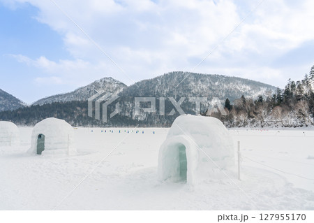 北海道鹿追町　雪と氷の世界の冬の然別湖コタンの湖上に作られた氷のイグルー 127955170