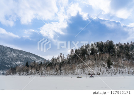 北海道鹿追町　雪と氷の世界の冬の然別湖コタンで楽しめるスノーラフティグ体験 127955171