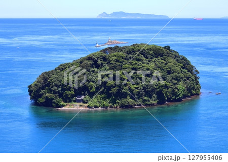 平戸城から眺める平戸瀬戸の黒子島、広瀬灯台、馬渡島方面の景色 127955406