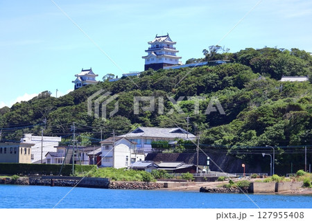 小高い丘陵上にそびえる平戸城（長崎県平戸市） 127955408