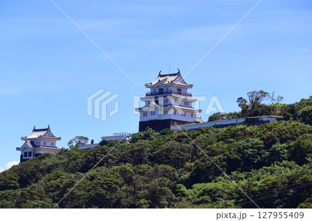 小高い丘陵上にそびえる平戸城(長崎県平戸市) 小高い丘陵上にそびえる平戸城(長崎県平戸市) 127955409