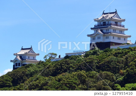 小高い丘陵上にそびえる平戸城（長崎県平戸市） 127955410