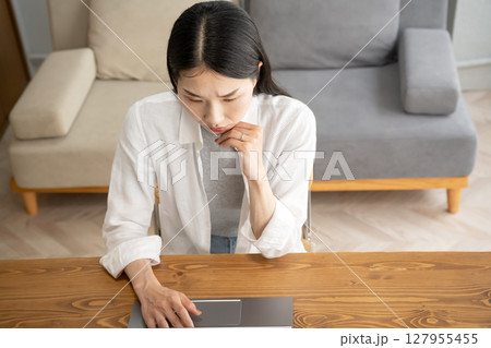 自宅でテレワークをする若い女性 127955455