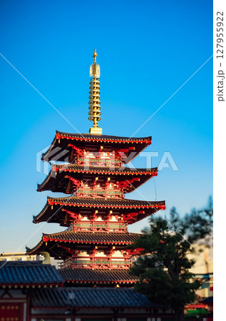 夕暮れ時の四天王寺 夕暮れ時の四天王寺 127955922