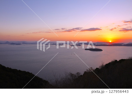 瀬戸大橋と瀬戸の夕陽（王子が岳山頂より眺望）/瀬戸内海国立公園 127956443